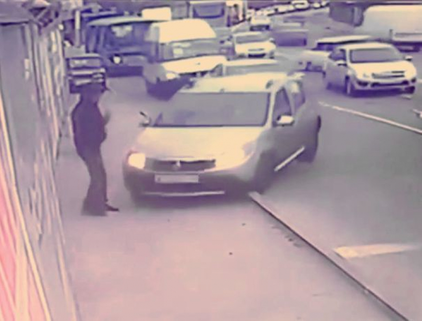 Появилось видео комичного столкновения девушки за рулем «Рено» со столбом в Ставрополе