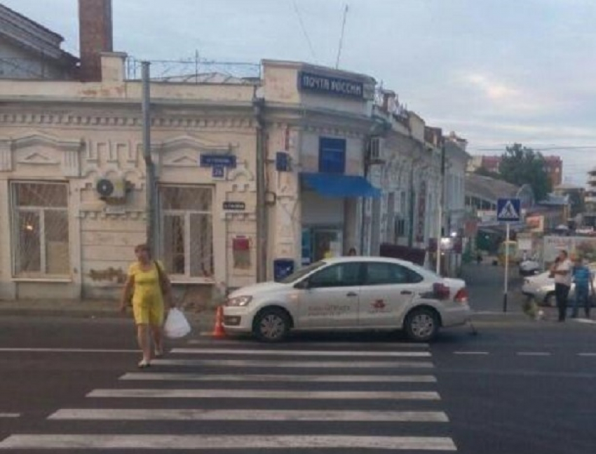 Пошедшего по «зебре» впереди родственницы 9-летнего мальчика сбил белый «Фольксваген-Поло» в Ставрополе