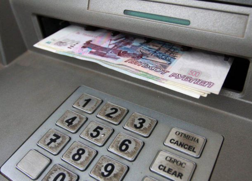 Мужчина забыл в банкомате выданные 50 тысяч рублей в Ставрополе
