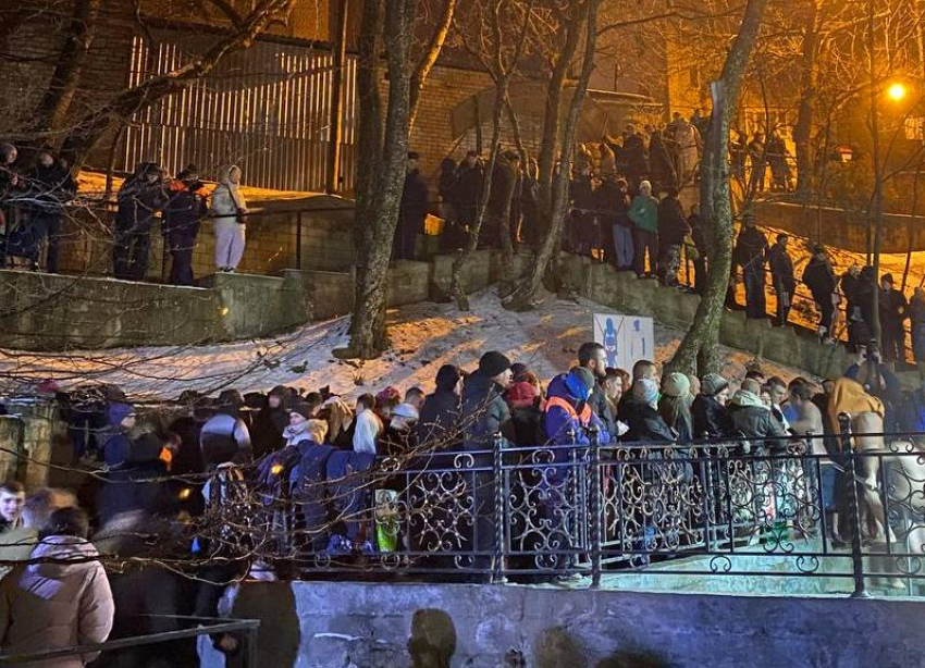 Огромные очереди желающих окунуться выстроились у святого источника в Ставрополе