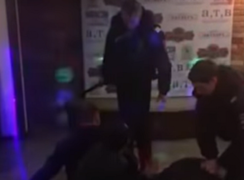 Уголовное дело за избиение посетителей и стрельбу в баре возбудили против бойцов Росгвардии на Ставрополье
