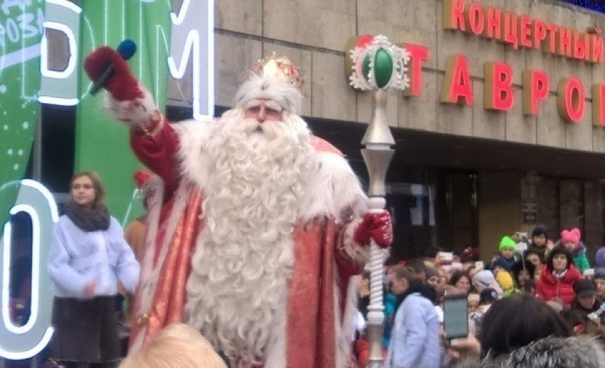 Дед Мороз из Великого Устюга приехал на микроавтобусе в Ставрополь