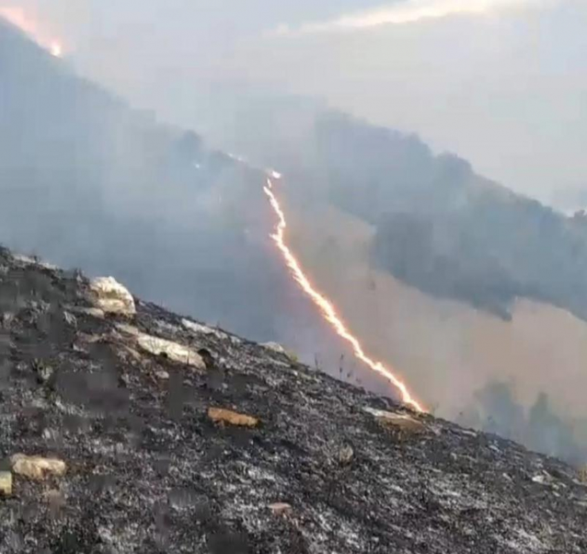 На горе Юца Предгорного округа продолжает распространяться пламя 