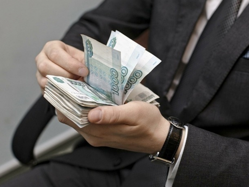 Директор одного из предприятий повысил себе зарплату и приписал лишние годы в трудовой книжке на Ставрополье