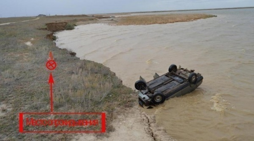 Житель Ставрополья скончался в автомобиле, упавшем в озеро