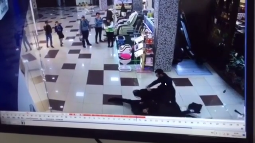 В Пятигорске посетитель ТЦ «Вершина Plaza» ударил ножом охранника, пытаясь защитить друга