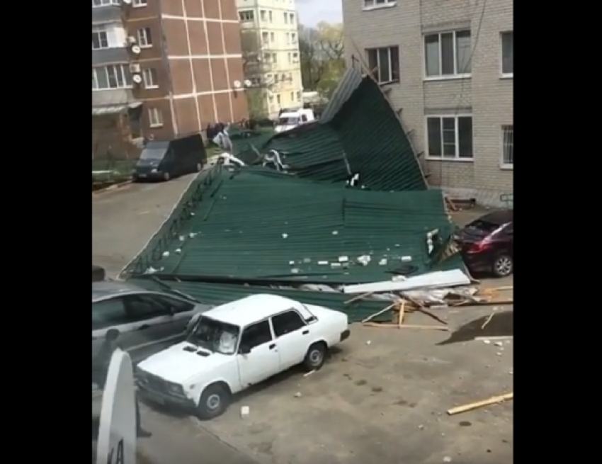 Крышу дома снесло ураганом на 10 припаркованных авто в Ставрополе