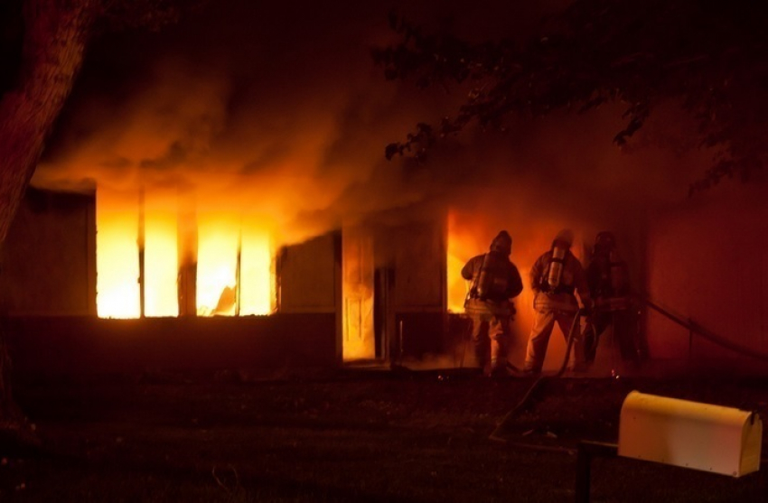 Пожарные два часа не могли потушить огонь в одной из Шпаковских столовых 