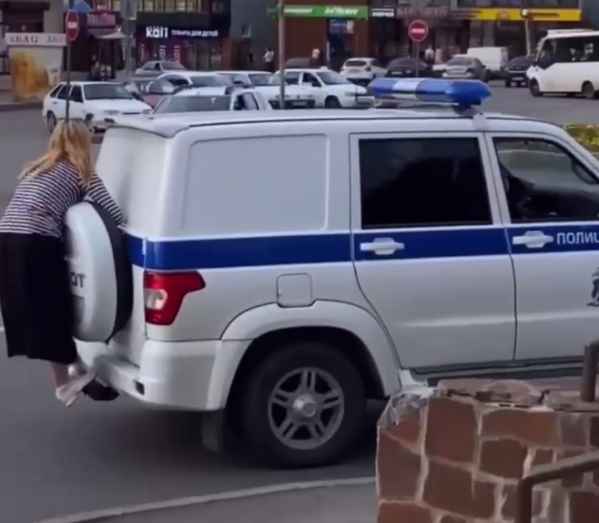 В Баку девушка бросается под машины, чтобы «заработать» денег - ВИДЕО | afisha-piknik.ru | Новости