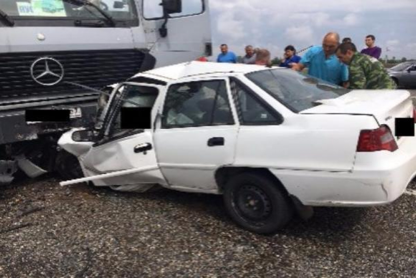 Два пассажира и водитель легковушки погибли в страшной аварии с грузовиком на Ставрополье
