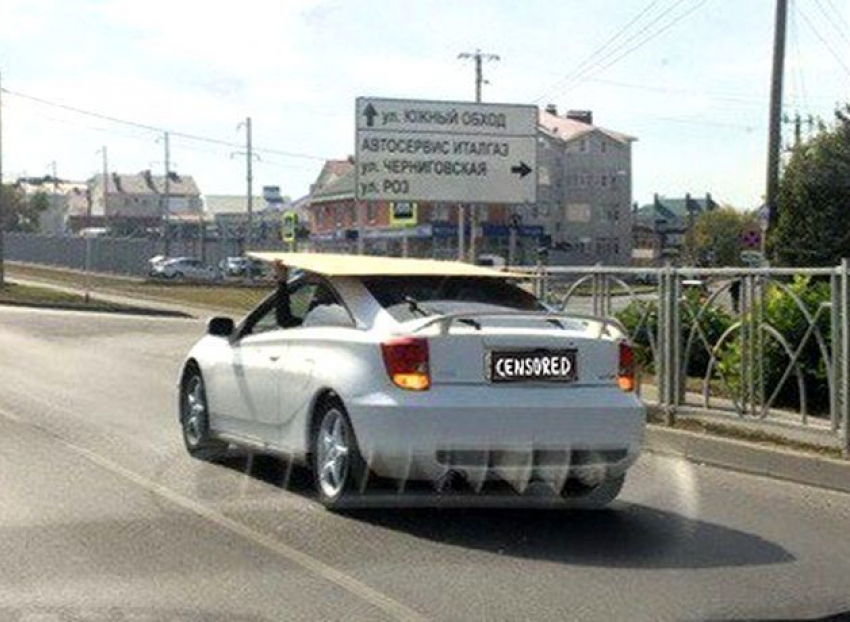 Необычный способ перевозки ДСП на своем спорткаре выбрал его владелец в Ставрополе