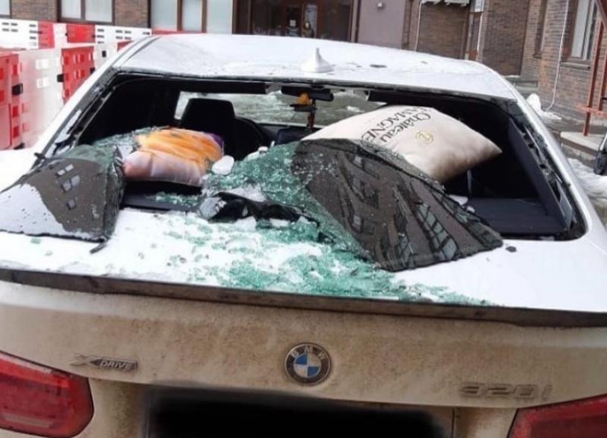 Несколько автомобилей в Ставрополе разбиты глыбами льда с крыш