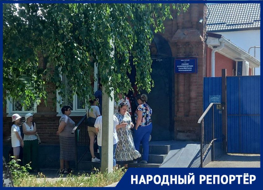 Родители со всего Ставрополья продолжают выстраиваться в гигантские очереди ради штампов о гражданстве 