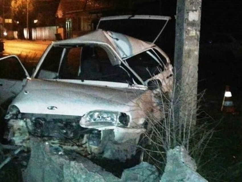 Врезавшаяся в бетонный столб «четырнадцатая» протаранила три машины в Пятигорске – водитель погиб на месте 