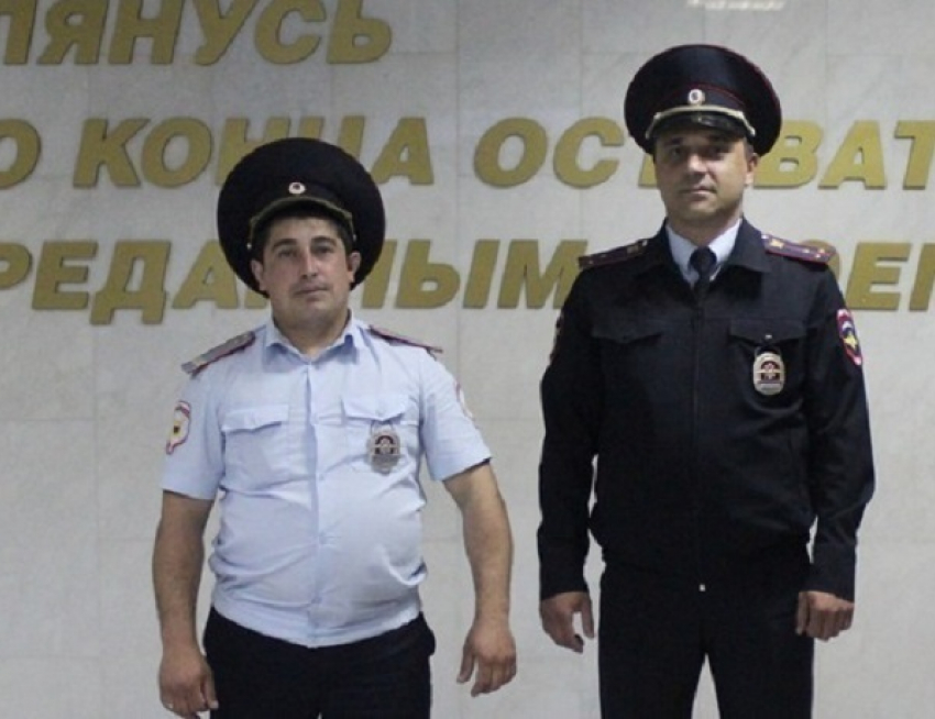 Двое смелых полицейских с риском для жизни спасли пенсионера из горящего дома на Ставрополье