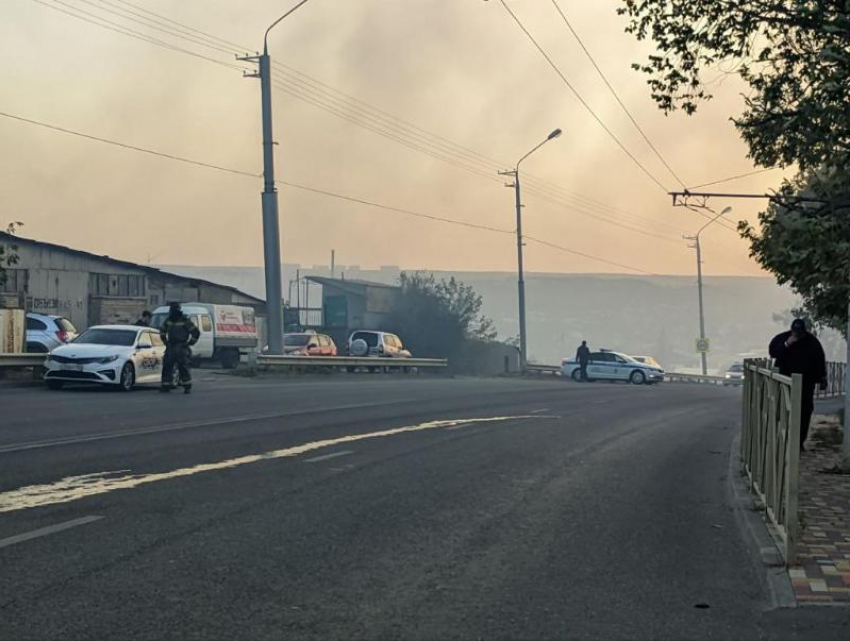 «Трэшак дикий творится»: Госавтонспекция перекрыла дорогу из-за сильного пожара на 5 гектаров в Ставрополе