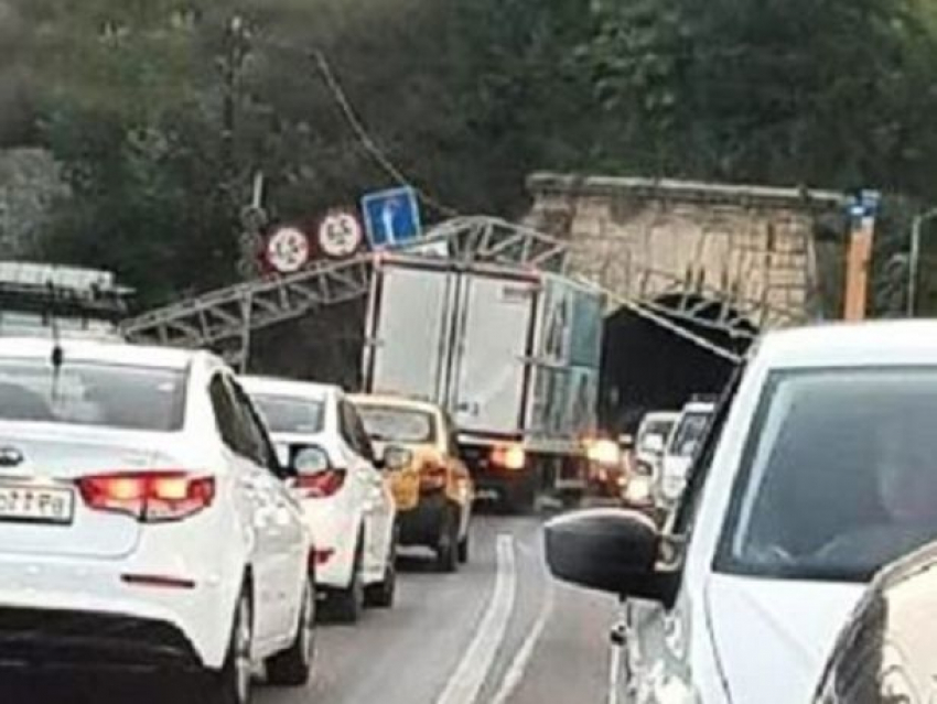 На грузовую «Газель» в Ессентуках упала дорожная опора  