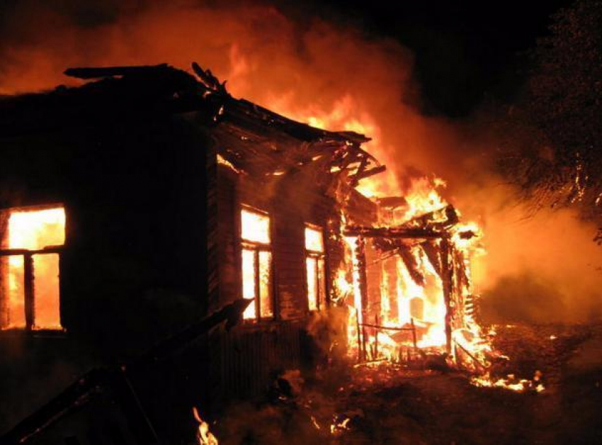 В пожаре сгорело 40 квадратных метров кровли здания на Ставрополье