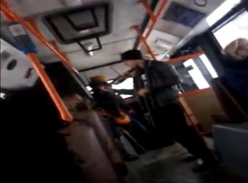 Популярную песню Курта Кобейна сыграли в автобусе скрипач и гитарист в Ставрополе