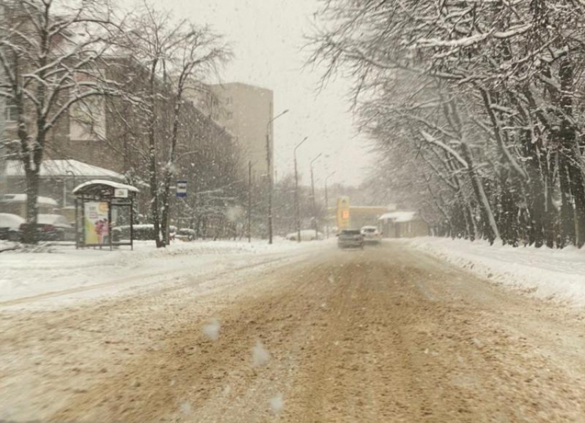 «При Джатдоеве чистили и посыпали»: жители Ставрополя жалуются на заваленные снегом дороги
