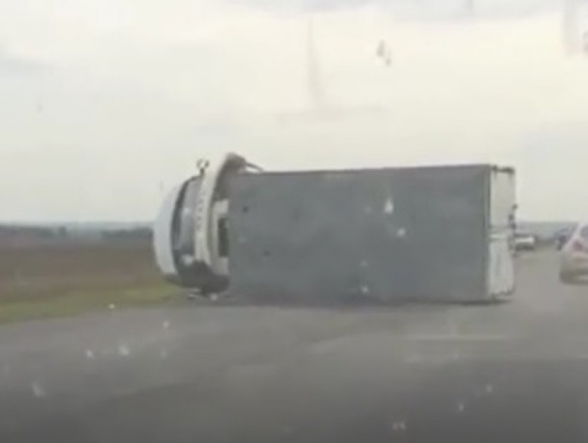 Перевернутая «Газель» образовала многокилометровую пробку по трассе в Ставропольском крае