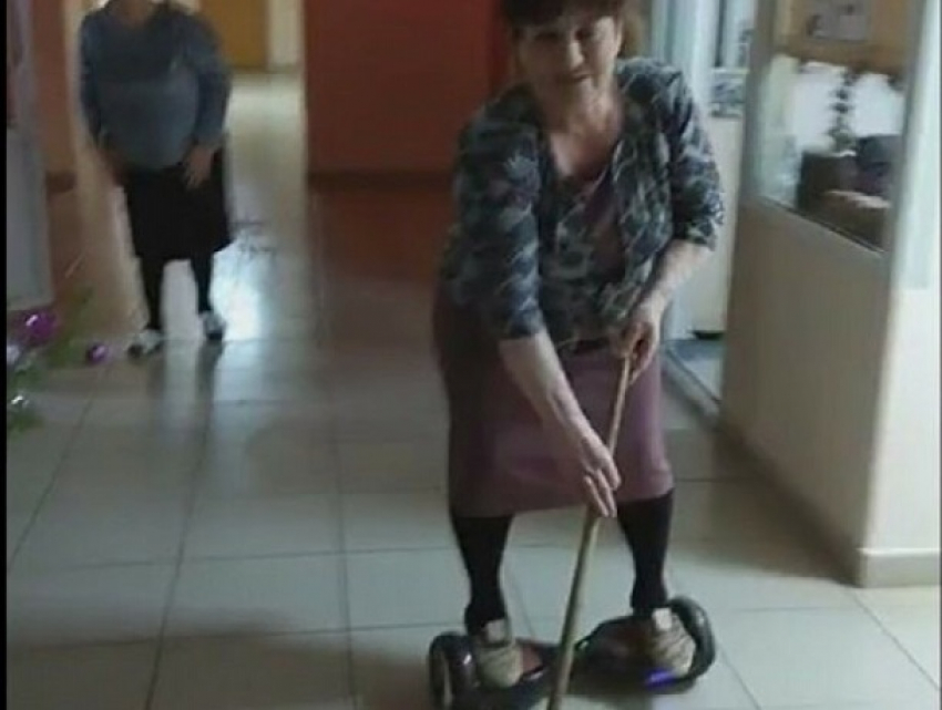 "Продвинутая» уборщица на гироскутере в одной из школ рассмешила жителей Ставрополя