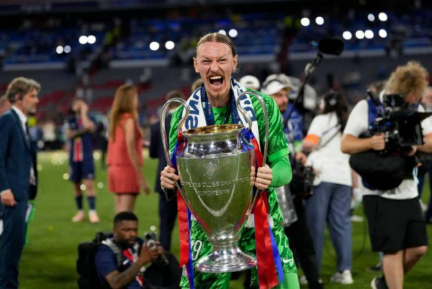 Фанаты футбольного клуба ПСЖ хотят видеть в воротах команды ставропольского вратаря Сафонова