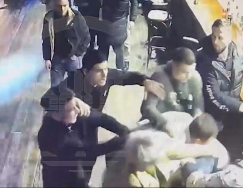 Пьяная толпа избила участника СВО на костылях в Невинномысске