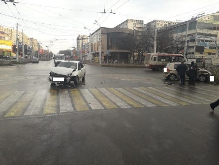 Появилось видео аварии в Ставрополе, участники которой считают себя невиновными