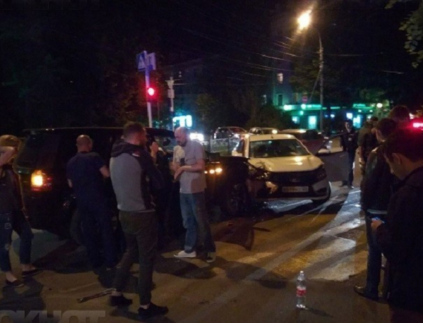Команда Киркорова на элитной иномарке попала в аварию в центре Ставрополя