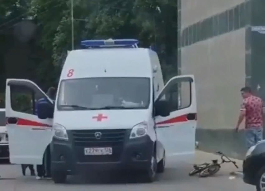 В Георгиевске машина скорой помощи сбила несовершеннолетнего велосипедиста