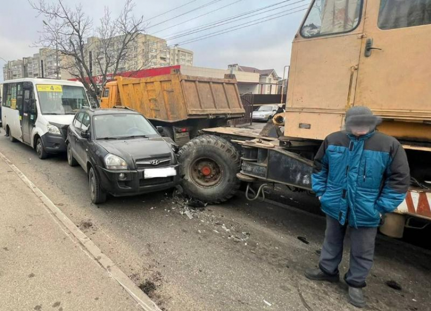 Шестикилометровая пробка растянулась по улице Чапаева в Ставрополе