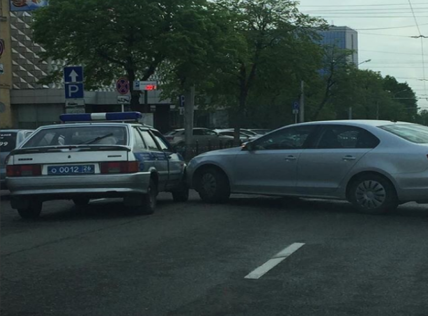 Служебный автомобиль полицейских столкнулся с иномаркой в центре Ставрополя