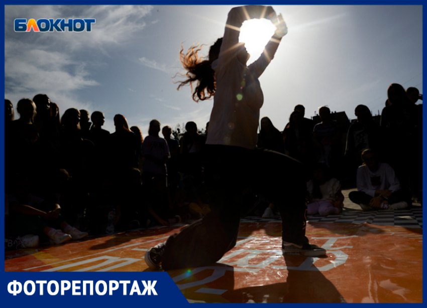 Танцы под открытым небом устроили подростки Ставрополя в День города