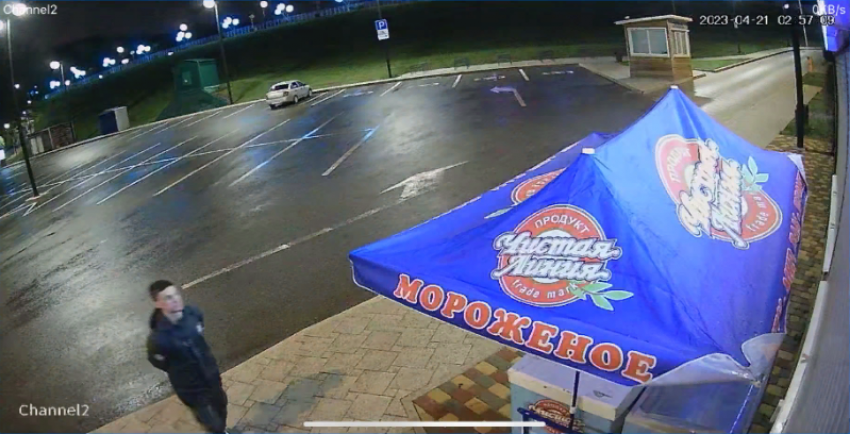 Любитель шаурмы и мороженого пошел на криминал в Ставрополе и попал на камеры видеонаблюдения