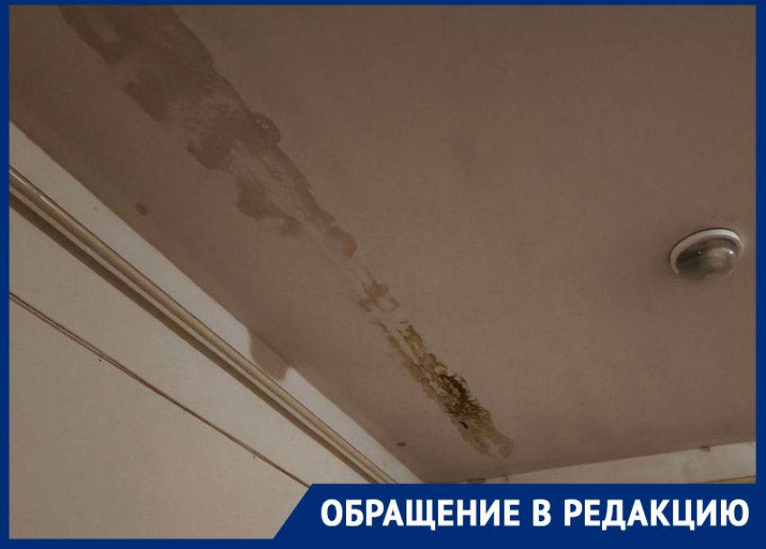 «Коричневая жижа течет на головы»: в Ставрополе скандал с капремонтом крыши на Доваторцев получил продолжение