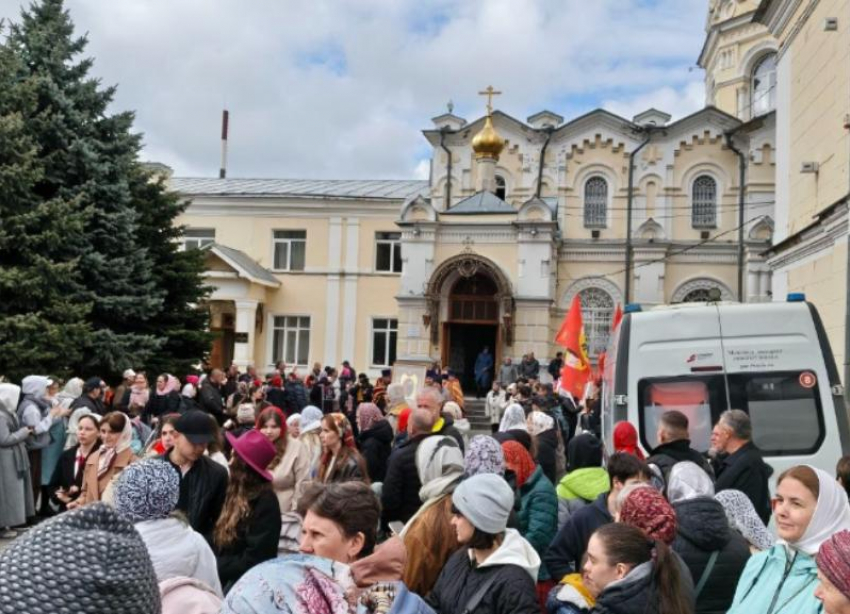 Толпы людей прошли пасхальный крестный ход в Ставрополе: видео