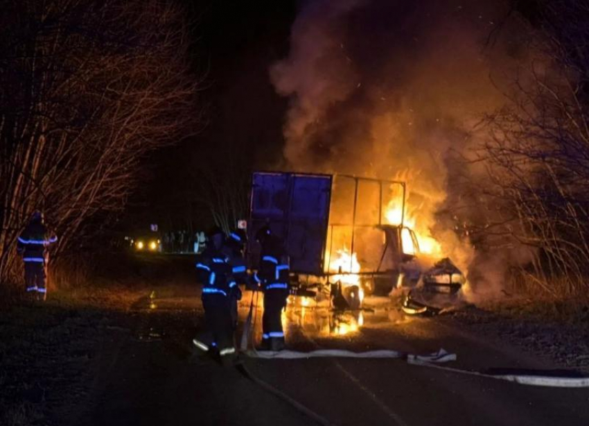 ДТП с горящими авто на Ставрополье: 18-летний водитель погиб в столкновении на встречке