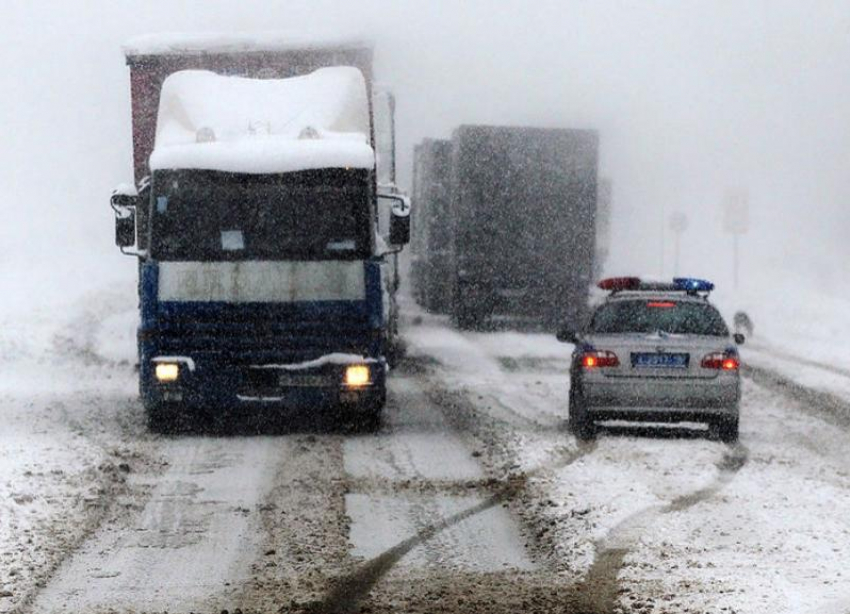 Две ставропольские трассы перекрыли из-за снегопада
