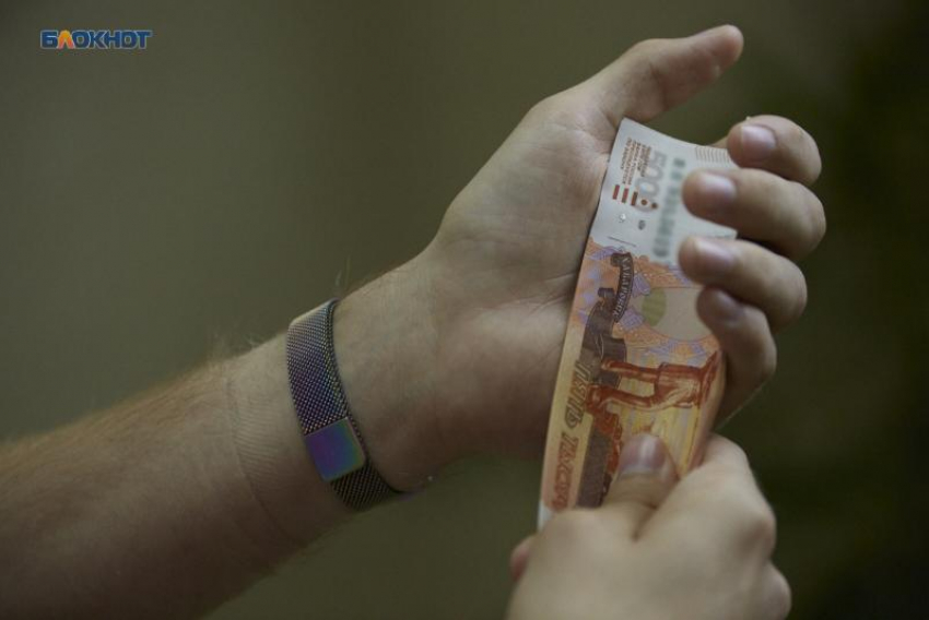 Кому на Ставрополье платят больше 100 тысяч рублей в месяц