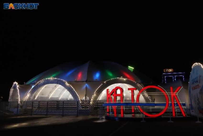 Ледовый каток начали собирать в центре Ставрополя