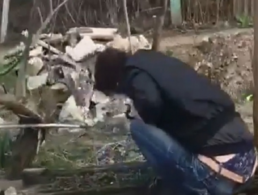 Рыскающего в поисках закладки «искателя приключений» сняли на видео в Пятигорске