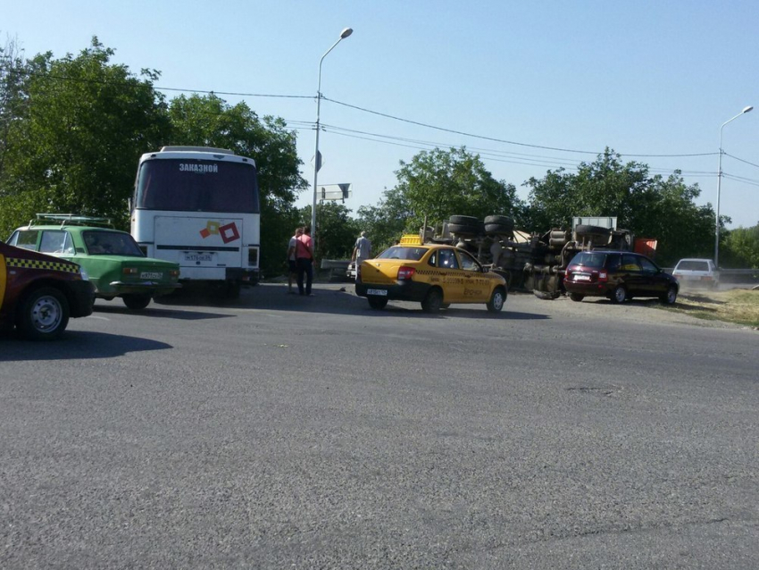 В Пятигорске перевернулась бетономешалка