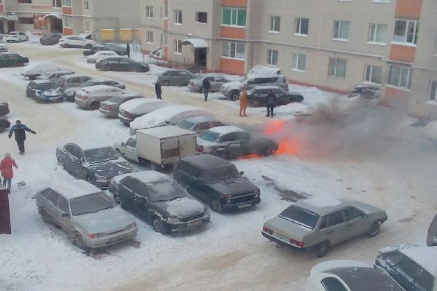 На стоянке в микрорайоне «Перспективный» загорелась иномарка