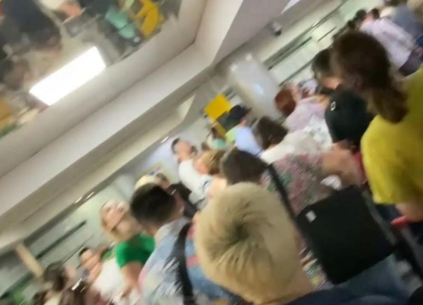Огромная очередь из пассажиров образовалась в аэропорту Минеральных Вод