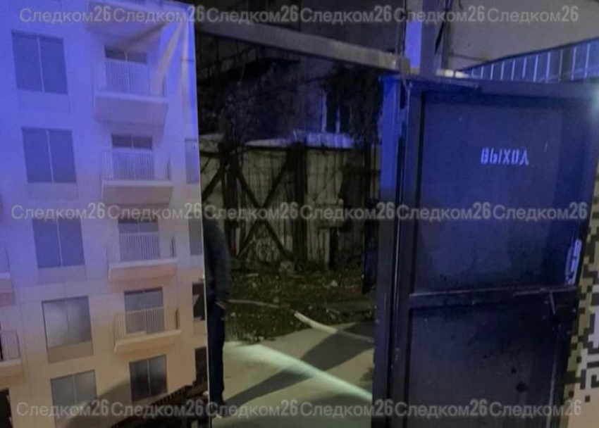 Рабочий сорвался с 7 этажа в Пятигорске и погиб