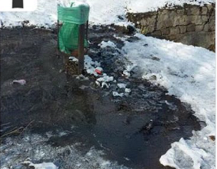 Жители Пятигорска пожаловались на вонь и грязь из-за текущей канализации