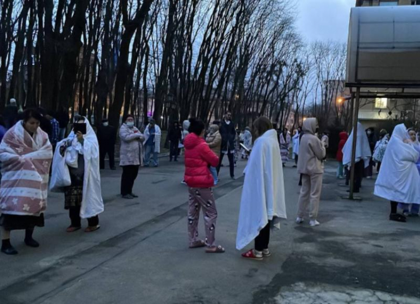 Всех пациентов краевой больницы в Ставрополе эвакуировали из-за звонков о минировании