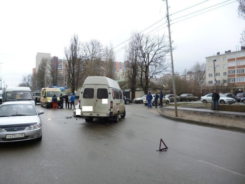 В Ставрополе столкнулось маршрутное такси и «Лада"