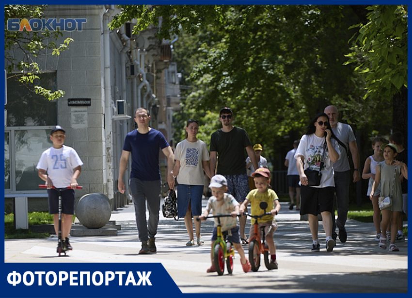 Сладкая вата и радостные детские голоса: как ставропольцы отметили День семьи, любви и верности
